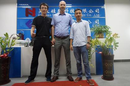 歐洲硅膠禮品客戶參觀昊天硅膠科技