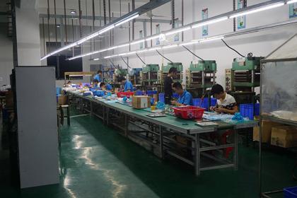 中秋節趕硅膠手腕帶 同事們辛苦了