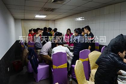 元旦過后，繼續(xù)趕制促銷禮品鑰匙扣